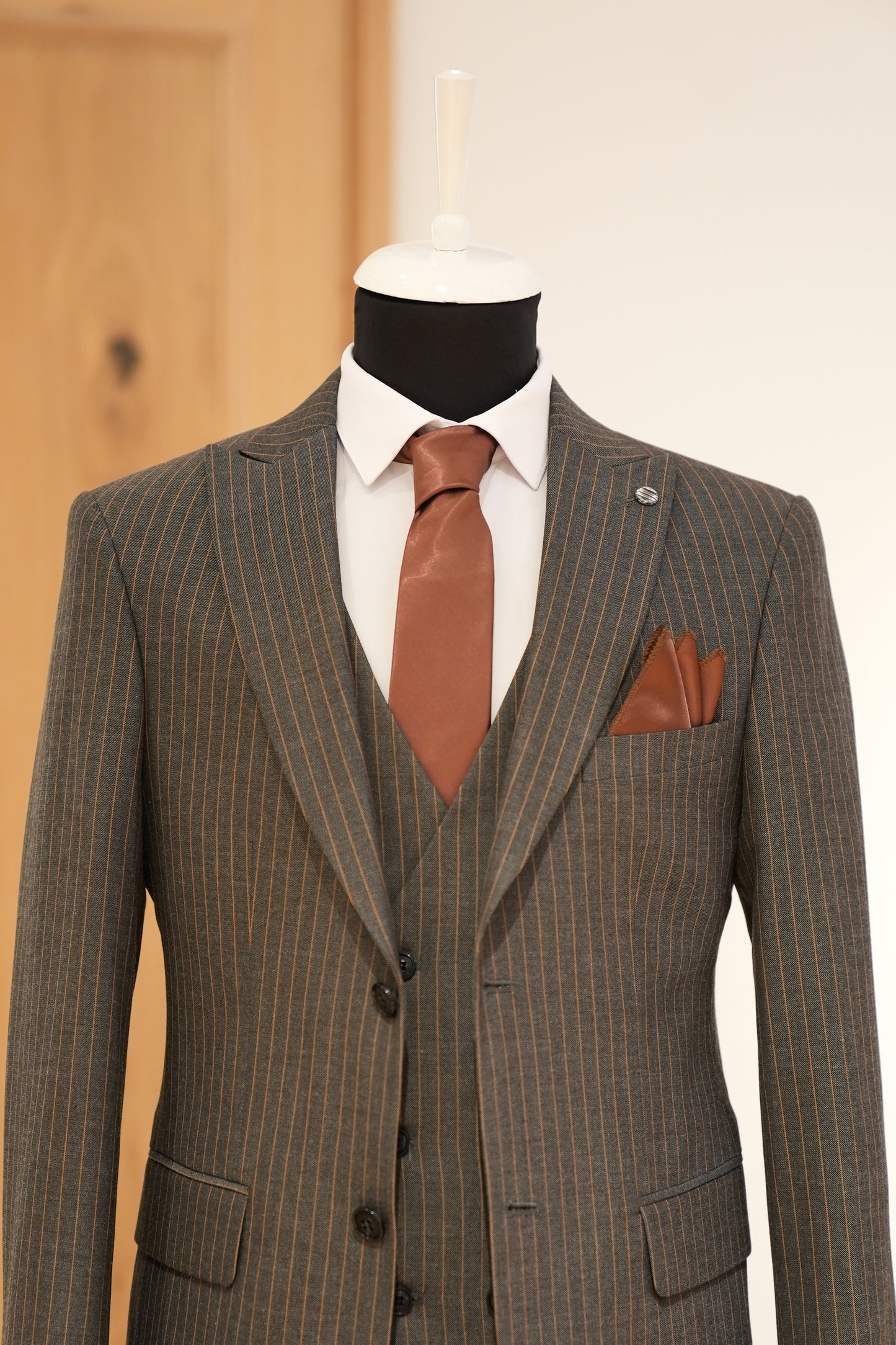 STRIPE DARK GRAY SLIM SUIT