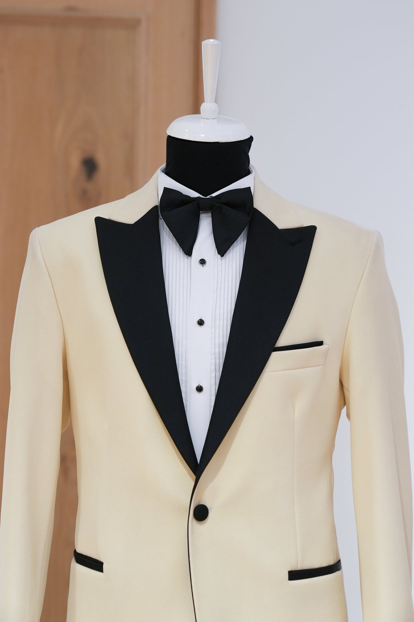 VELVET OFF-WHITE TUXEDO SUIT