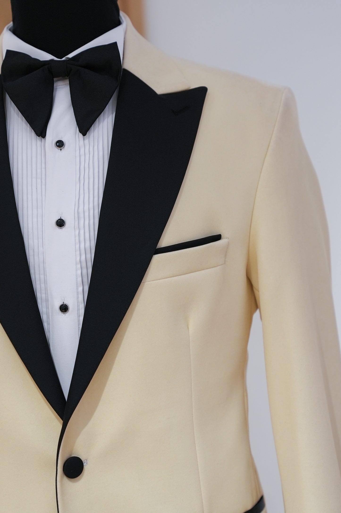 VELVET OFF-WHITE TUXEDO SUIT